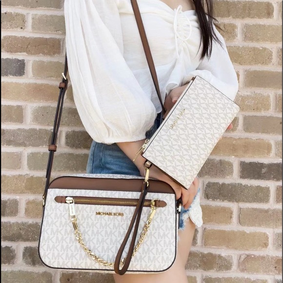 Bundle💕NWT Michael Kors Crossbody & Wristlet MK - Picture 2 of 3